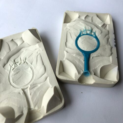 peça impressa com impressora 3D em processo de vulcanização para criação de prototipagem 3d de joias.