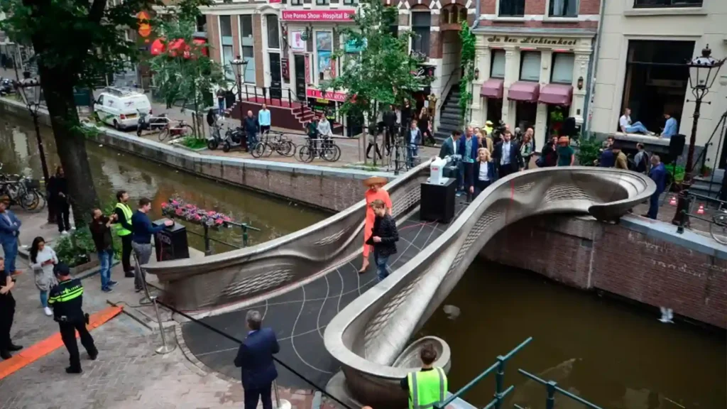 Primeira ponte para circulação de pedestres impressa em 3D em Amsterdam. Disponível em: https://www.engineme.org/blog/impressao-3d-na-construcao-civil Acesso em: 08/04/2025 ás 12:58h.